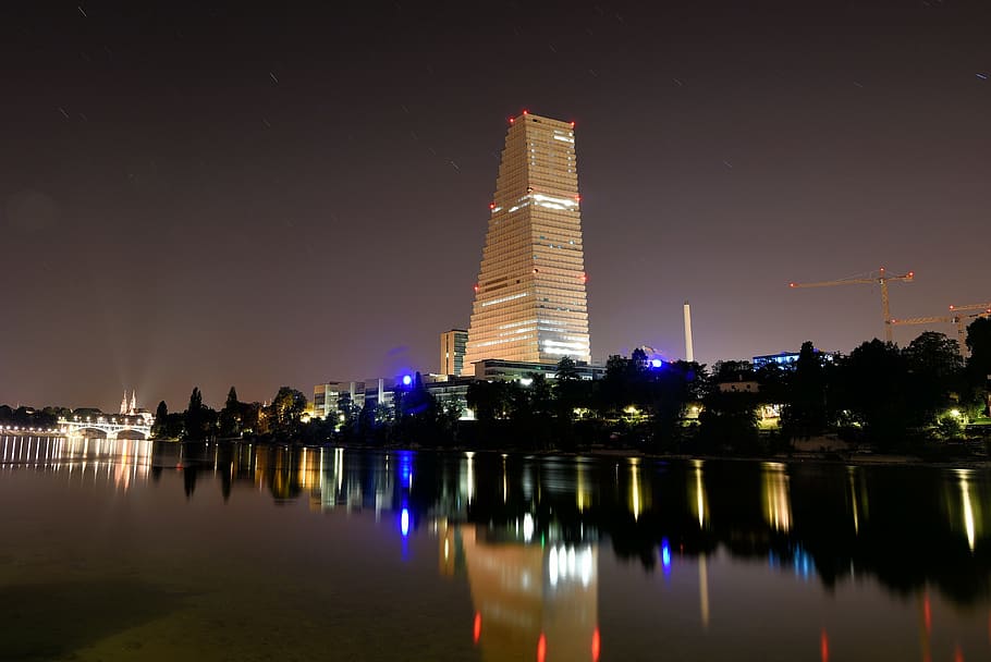 selectiu, fotografia en color, edifici, roche, torre, basel, edificis, suïssa, arquitectura, estructura construïda, exterior de l'edifici, il·luminat, nit, ciutat, gratacels, exterior d’edifici d’oficines, reflexió, aigua, modern, cel, naturalesa, destinacions de viatge, cap gent, alta - alta, paisatge, paisatge urbà, 4K