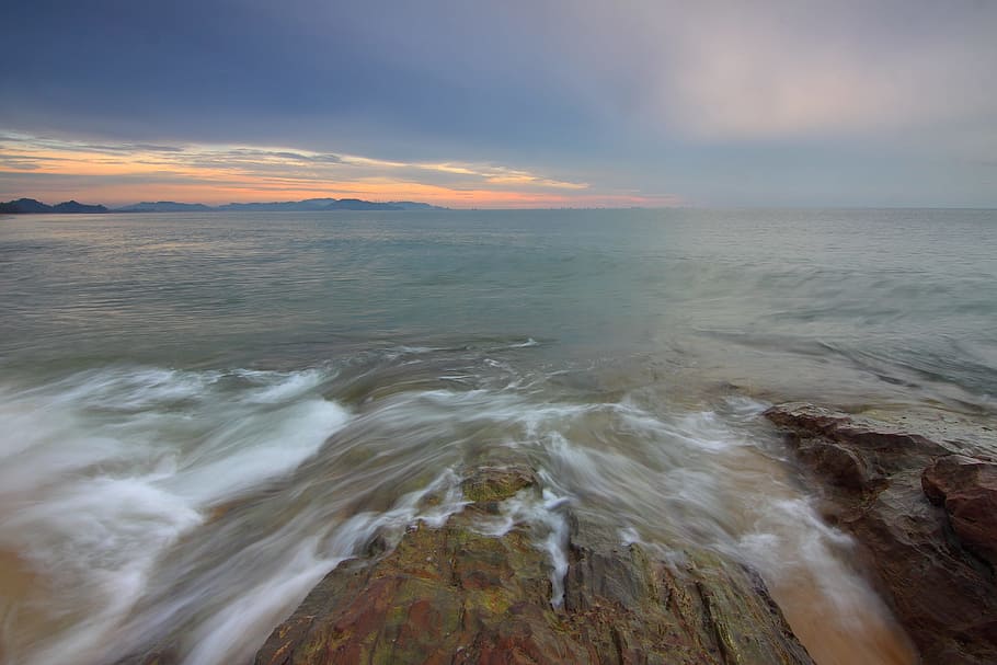 mare, paesaggio, natura, spiaggia, nuvole, luce del giorno, crepuscolo, sera, lunga esposizione, oceano, all'aperto, rocce, sabbia, paesaggio marino, riva del mare, cielo, Alba, tramonto, Surf, viaggio, acqua, onde, scenics - natura, bellezza nella natura, nuvola - cielo, movimento, orizzonte sull'acqua, idilliaco, scena tranquilla, roccia, terra, la tranquillità, orizzonte, nessuno, roccia - oggetto, potere in natura, 1080P