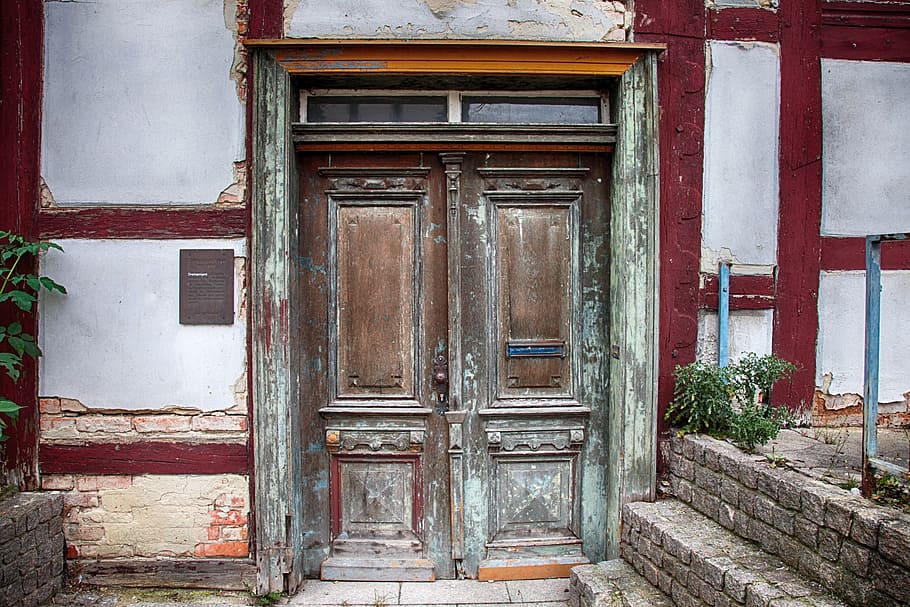 entrada, portes, fusta, roure, truss, vell, edat mitjana, porta, entrada de la casa, porta principal, rang d’entrada, porta vella, porta de fusta, casa, fachwerkhaus, edifici, històricament, romàntic, porta d’entrada, romanç, casa antiga, arquitectura, porta doble, pedra de pedrera, façana, edifici antic, barri antic, façana de la casa, ornaments, preservació històrica, ornament, talles, exterior de l'edifici, estructura construïda, tancat, material de fusta, cap gent, dia, seguretat, a l'aire lliure, protecció, història, barri residencial, resistent, el passat, arruïnat, 5K