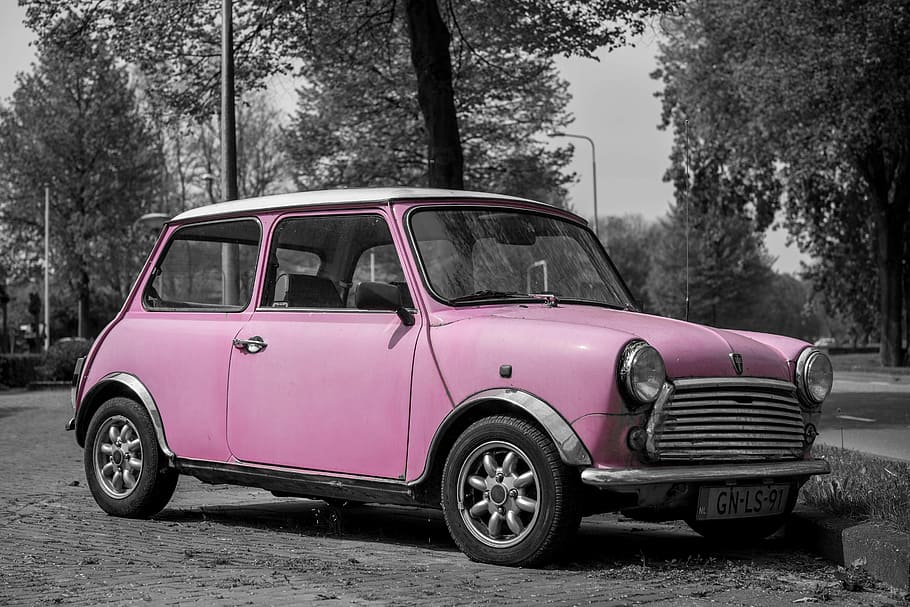 selectiu, fotografia en color, rosa, 3 portes, 3 portes portàtils, mini, cotxe, diversió, brillant, femella, senyora, estiu, jove, noia, alegre, moda, estil de vida, feliç, joia, rodes, conduir, transport, color rosa, passat de moda, arbre, dia, cap gent, a l'aire lliure, manera de transport, vehicle terrestre, automòbil, planta, estil retro, naturalesa, ciutat, estacionari, centrar-se en primer pla, viatjar, carrer, carretera, roda, 5K
