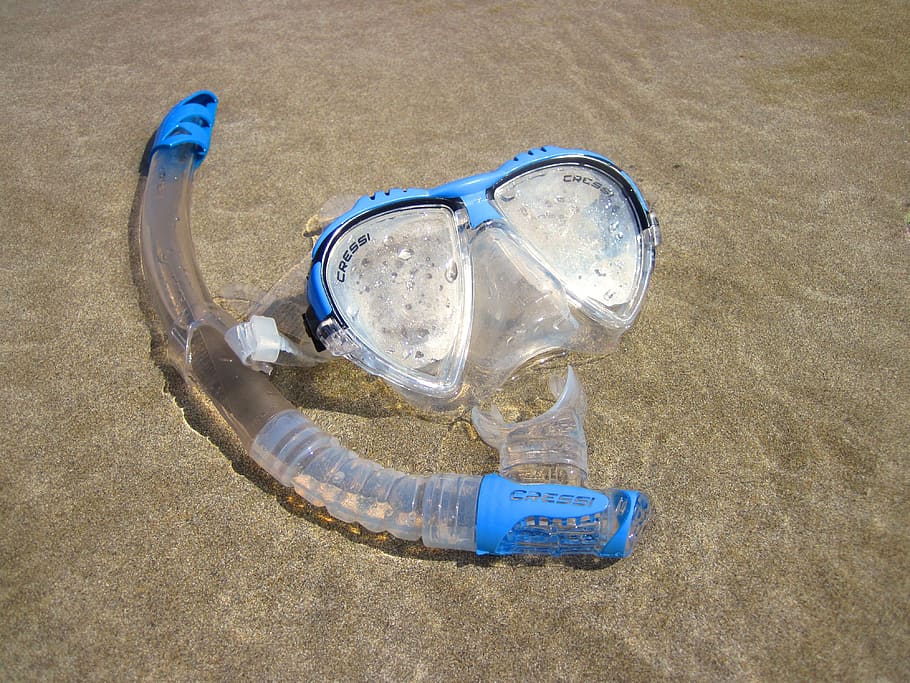 blau, clar, nedar, ulleres de protecció, snorkel, platja, bussejar, busseig, màscara, sorra, mar, esport, estiu, aigua, humit, terra, vista d’angle alt, naturalesa, contenidor, cap gent, dia, màscara de busseig, a l'aire lliure, transparent, copa, vidre, vidre - material, ampolla, refresc, 4K