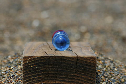 natürlich, Landschaft, Strand, Sand, Holz, Teller, Glas, Marmor, Glasperlen, Holz - Material, Tag, Nahansicht, keine Leute, Natur, Fokus auf den Vordergrund, selektiver Fokus, draußen, texturiert, Land, gestalten, solide, Stein - Objekt, Metall, Kreis, Sonnenlicht, Rock, Geometrische Figur, Blau, Kieselstein, 5K, CC0, gemeinfrei, lizenzfrei