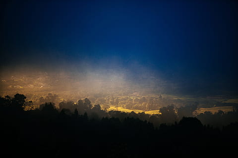 fotografia de silueta, arbres, fotografia de paisatge, arbres forestals, silueta, núvol, tempesta, arbre, kula, ombra, posta de sol, cel, vespre, naturalesa, horitzó urbà, paisatge urbà, nit, a l'aire lliure, núvol - cel, escenics, escena urbana, fons, llum solar, cap gent, ciutat, escenics - natura, paisatge, bellesa a la natura, medi ambient, planta, tranquil·litat, bosc, terra, escena tranquil·la, boira, 5K, CC0, domini públic, lliure de regalies