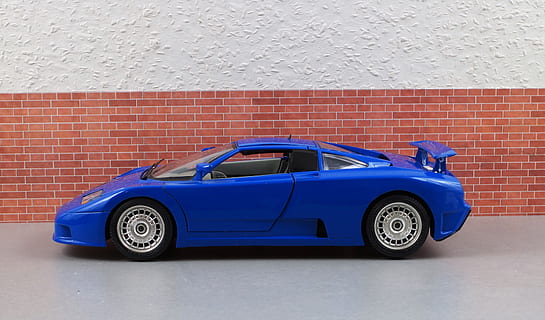 modello di auto, bugatti, auto, modello, vecchi tempi, giocattoli, vecchio, blu, motorsport, veicolo, classico, settore automobilistico, veicolo terrestre, auto sportiva, mezzi di trasporto, modalità di trasporto, moderno, muro di mattoni, macchina giocattolo, infanzia, vista frontale, veicolo a motore, modo di trasporto, in stile retrò, parete, mattone, caratteristica della parete, macchina vintage, nessuno, giorno, rosso, in casa, convertibile, architettura, lusso, box auto, ruota, 4K, CC0, dominio pubblico, privo di copyright