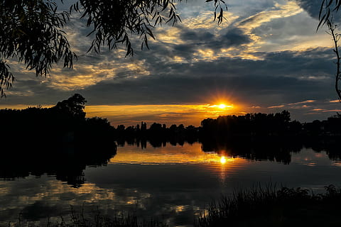 natura, sole, nuvole, riflessione, lago, bellezza della natura, tramonto, scena idilliaca, rilassare, pacificamente, viaggio, crepuscolo, acqua, estate, cielo, all'aperto, nuvola - cielo, albero, la tranquillità, scenics - natura, pianta, bellezza nella natura, scena tranquilla, colore arancione, silhouette, lungomare, idilliaco, nessuno, 5K, CC0, dominio pubblico, privo di copyright