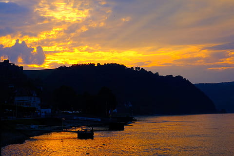 Sonnenuntergang, Abend, Wolken, Silhouette, Himmel, Dämmerung, Orange, Abendhimmel, Wasser, Nachglühen, abendstimmung, Schatten, Rhein, Landschaft, Abendsonne, Stimmung, Romantik, Beleuchtung, Sonnenlicht, rot, Lichter Spiel, Licht, Sonne, Natur, Fluss, Gegenlicht, Sonnenstrahl, Lichtstrahl, golden, romantisch, überflutet, wunderschönen, bunt, Reflexion, szenen, Meer, Nacht-, draußen, ruhige Szene, orange Farbe, See, Sommer-, Sonnenaufgang - Morgendämmerung, Schönheit in der Natur, Baum, keine Leute, wolke - himmel, Szenen - Natur, Berg, Ruhe, Pflanze, die Architektur, Umgebung, idyllisch, 5K