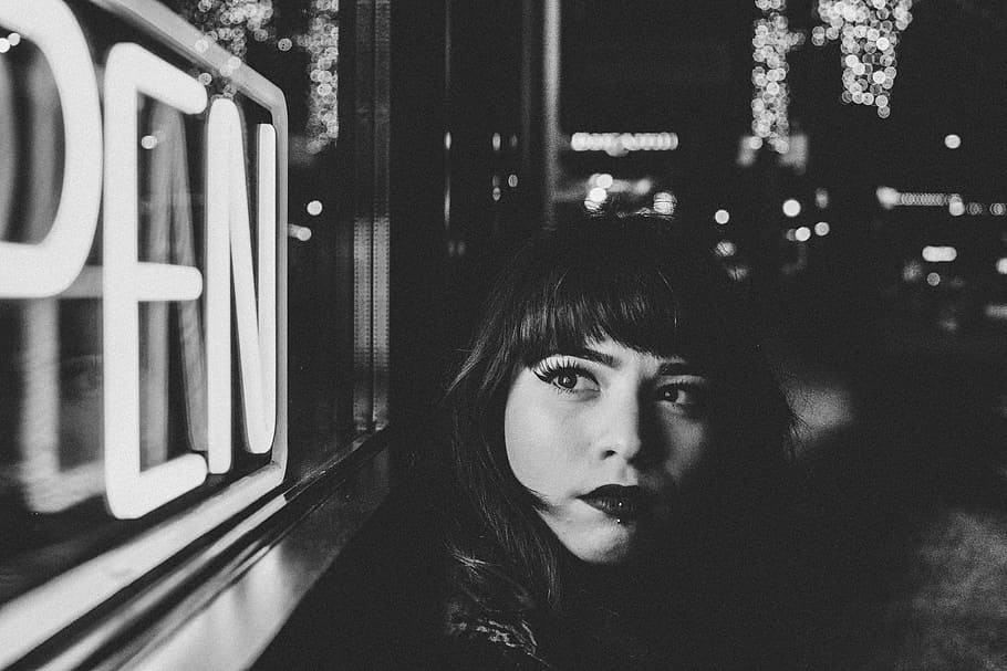 Graustufenfoto, Frau, neben, öffnen, Beschilderung, Graustufenfotografie, suchen, Neon Signage, dunkel, Nacht-, Fenster, Zeichen, Porträt, eine Person, Kopfschuss, junger Erwachsener, Lebensstile, Kamera betrachten, echte Menschen, junge Frau, Vorderansicht, Freizeitbeschäftigung, Frisur, drinnen, Haar, Erwachsene, lange Haare, schöne Frau, menschliches Gesicht, Teenager, Betrachtung, 5K
