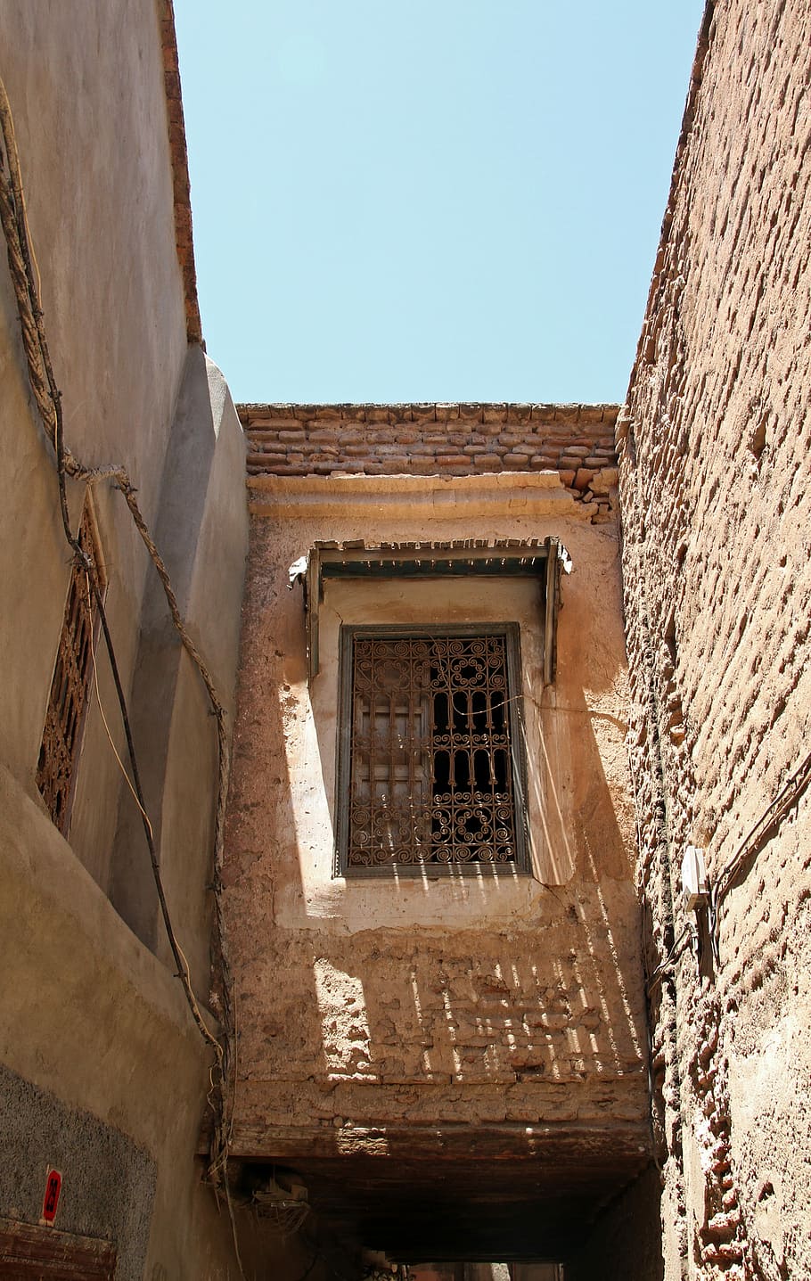 Fenster, altes Haus, Hausbau, uralt, alt, Haus, Gebäude, Hausfenster, Gebäudehülle, die Architektur, gebaute Struktur, draußen, keine Leute, Flachwinkelansicht, Tag, Himmel, klarer Himmel, Wandbau - Funktion, Wand, Natur, Wohngegend, die Vergangenheit, Geschichte, Sonnenlicht, Backstein, 4K