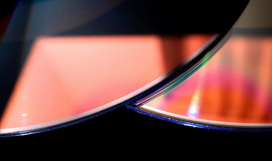 CD, bordo, demarcazione, luce e ombra, brillante, vetroso, Appendere, rosso, nero, disco, computer, digitale, dati, DVD, tecnologia, avvicinamento, nessuno, multicolore, in casa, astratto, primo piano estremo, sfondi, luce - fenomeno naturale, girato in studio, colore arancione, ardente, forma, concentrarsi sulle conoscenze acquisite, calore - temperatura, formazione scolastica, riflessione, cultura artistica e intrattenimento, illuminato, 5K, CC0, dominio pubblico, privo di copyright