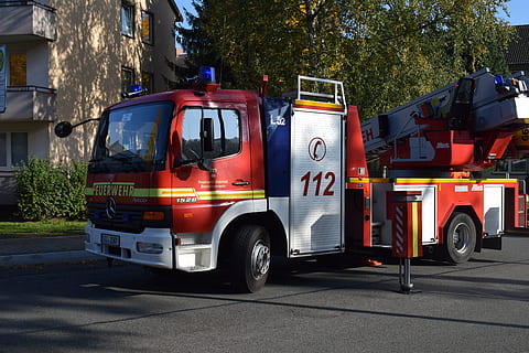 brand, gebruik, controle, hulpverleningsdiensten, redden, brandweerwagen, hulpdiensten en reddingswerk, brandweerman, sirene, ambulance, auto, urgentie, landvoertuig, bijstand, vuur - natuurverschijnsel, tegenslag, politie, vervoer, wijze van transport, stad, straat, architectuur, buitenkant van het gebouw, ongevallen en rampen, vrachtauto, ingebouwde structuur, weg, boom, motorvoertuig, bezetting, incidentele mensen, hulpdiensten, buitenshuis, 5K, CC0, publiek domein, royaltyvrij