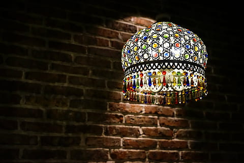 Lampe, Licht, Design, Dekoration, Haushalt, Muster, mehrfarbig, Ziegelwand, Backstein, Wandbau - Funktion, Wand, Kreativität, die Architektur, drinnen, Kunst und Handwerk, keine Leute, gebaute Struktur, Nahansicht, große gruppe von gegenständen, Fokus auf den Vordergrund, Fülle, Wahl, texturiert, Variation, elektrische Lampe, 1080P, CC0, gemeinfrei, lizenzfrei
