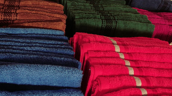 materiaal, sheets, kleur, ontwerp, deken, textiel, multi gekleurd, geen mensen, binnenshuis, rood, keuze, achtergronden, stack, grote groep objecten, volledig kader, variatie, in een rij, gevouwen, overvloed, kleinhandel, arrangement, handdoek, te koop, stilleven, detailopname, bestellen, zachtheid, 5K, CC0, publiek domein, royaltyvrij