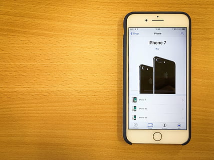 ezüst iphone 6, fekete, ügy, fordult, kiállítás, sugárhajtású, iphone 7, iphone, iphone 7 plus, alma, Apple iphone, iphone 7 arany, iphone 7 és arany, technológia, közlés, vezeték nélküli technológia, hordozható információs eszköz, okos telefon, mobiltelefon, kapcsolat, fedett, távközlési berendezések, nem ember, telefon, közelkép, szöveg, hordozhatóság, falépítő funkció, szám, asztal, képernyő, nyugati szkript, csendélet, globális kommunikáció, Elektromos felszerelés, 4K, CC0, közkincs, jogdíjmentes