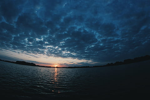 corpo, acqua, nuvoloso, cielo, tramonto, grigio, nuvole, foto, d'oro, ora, crepuscolo, buio, notte, sera, lago, paesaggio, Paesaggi, natura, bellezza nella natura, la tranquillità, mare, scena tranquilla, sole, scenics - natura, nuvola - cielo, riflessione, silhouette, nessuno, idilliaco, scena non urbana, lungomare, luce del sole, cielo drammatico, all'aperto, 4K, CC0, dominio pubblico, privo di copyright