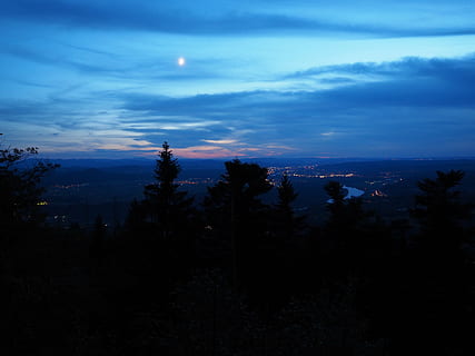 nacht, donker, uitzicht, vooruitzicht, Hotzenwald, Rijn vallei, Rijn, rivier-, Spatzenhof, solfelsen, Rickenbach, gezichtspunt, bontmuts steen, natuur, boom, zonsondergang, landschap, Bos, Vakantiebestemmingen, berg-, hemel, wolk - lucht, scenics - natuur, schoonheid in de natuur, rustige scène, fabriek, geen mensen, kalmte, silhouet, maan, buitenshuis, niet-stedelijke scène, idyllisch, schemer, milieu, blauw, naaldboom, 4K, CC0, publiek domein, royaltyvrij