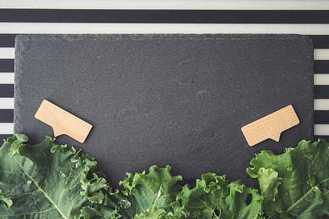 grøn salat, grøn, salat, grøntsag, mad, friskhed, organisk, sund kost, blad, Vegetarmad, slankekure, grøn farve, landbrug, mad og drikke, ingen mennesker, vækst, dag, indendørs, velvære, tæt på, stilleben, høj vinkel visning, direkte over, sort farve, rå fødevarer, plante del, bladgrøntsager, blank, sort baggrund, hakket, 1080P, CC0, offentligt domæne, royaltyfrie