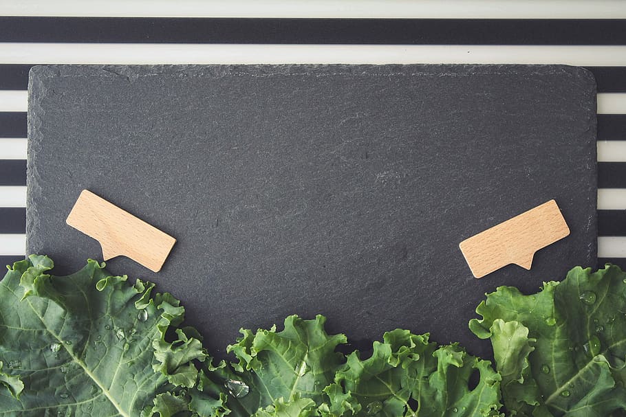 grøn salat, grøn, salat, grøntsag, mad, friskhed, organisk, sund kost, blad, Vegetarmad, slankekure, grøn farve, landbrug, mad og drikke, ingen mennesker, vækst, dag, indendørs, velvære, tæt på, stilleben, høj vinkel visning, direkte over, sort farve, rå fødevarer, plante del, bladgrøntsager, blank, sort baggrund, hakket, 1080P