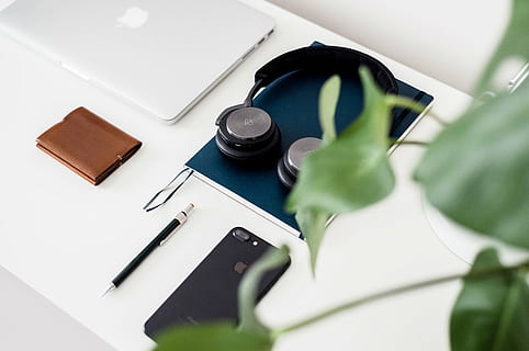 casque de musique, Haut, carnet, blanc, table, Pomme, mobile, téléphone, portefeuille, portable, macbook, livre, affaires, Bureau, vert, plante, stylo, à l'intérieur, papier, personne, nature morte, meubles, fermer, art et Artisanat, vue grand angle, document, la créativité, La technologie, mise au point sélective, éducation, publication, 1080P, CC0, domaine public, libre de droits
