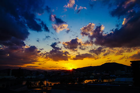 tramonto, sole, paesaggio, cielo, crepuscolo, paesaggio urbano, notte, nuvola - cielo, architettura, esterno dell'edificio, città, struttura costruita, costruzione, natura, nessuno, bellezza nella natura, colore arancione, scenics - natura, quartiere residenziale, all'aperto, cielo drammatico, silhouette, cittadina, cielo lunatico, cielo romantico, 4K, CC0, dominio pubblico, privo di copyright