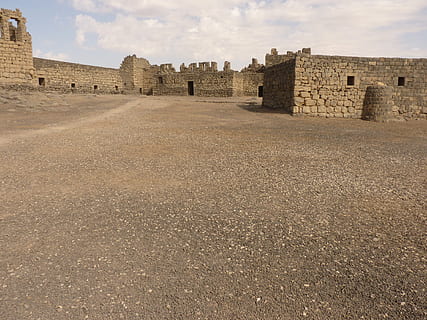 qasr azraq, azraq, jordan, feriado, azraq, Jordânia, viagem, Médio Oriente, ruína, pedra, hof, espaço, alvenaria, arquitetura, história, estrutura construída, exterior do edifício, castelo, antigo, o passado, construção, céu, parede, forte, dia, velho, natureza, ninguém, destinos de viagem, nuvem - céu, luz solar, ao ar livre, medieval, parede de pedra, civilização antiga, arruinado, 4K, CC0, domínio público, royalty free