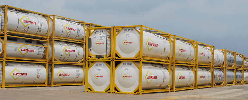 contenidor, transport, exportar, càrrega, Enviament, indústria, vaixell, importació, industrial, global, comerç, logística, comercial, emmagatzematge, béns, negocis, internacional, terminal, marítim, drassana, lliurament, moll, camió, port, mar, en fila, cap gent, transport de mercaderies, pila, arquitectura, magatzem, manera de transport, a l'aire lliure, generació de combustible i energia, naturalesa, ordre, text, comunicació, indústria del petroli, dia, cel, 2K, CC0, domini públic, lliure de regalies
