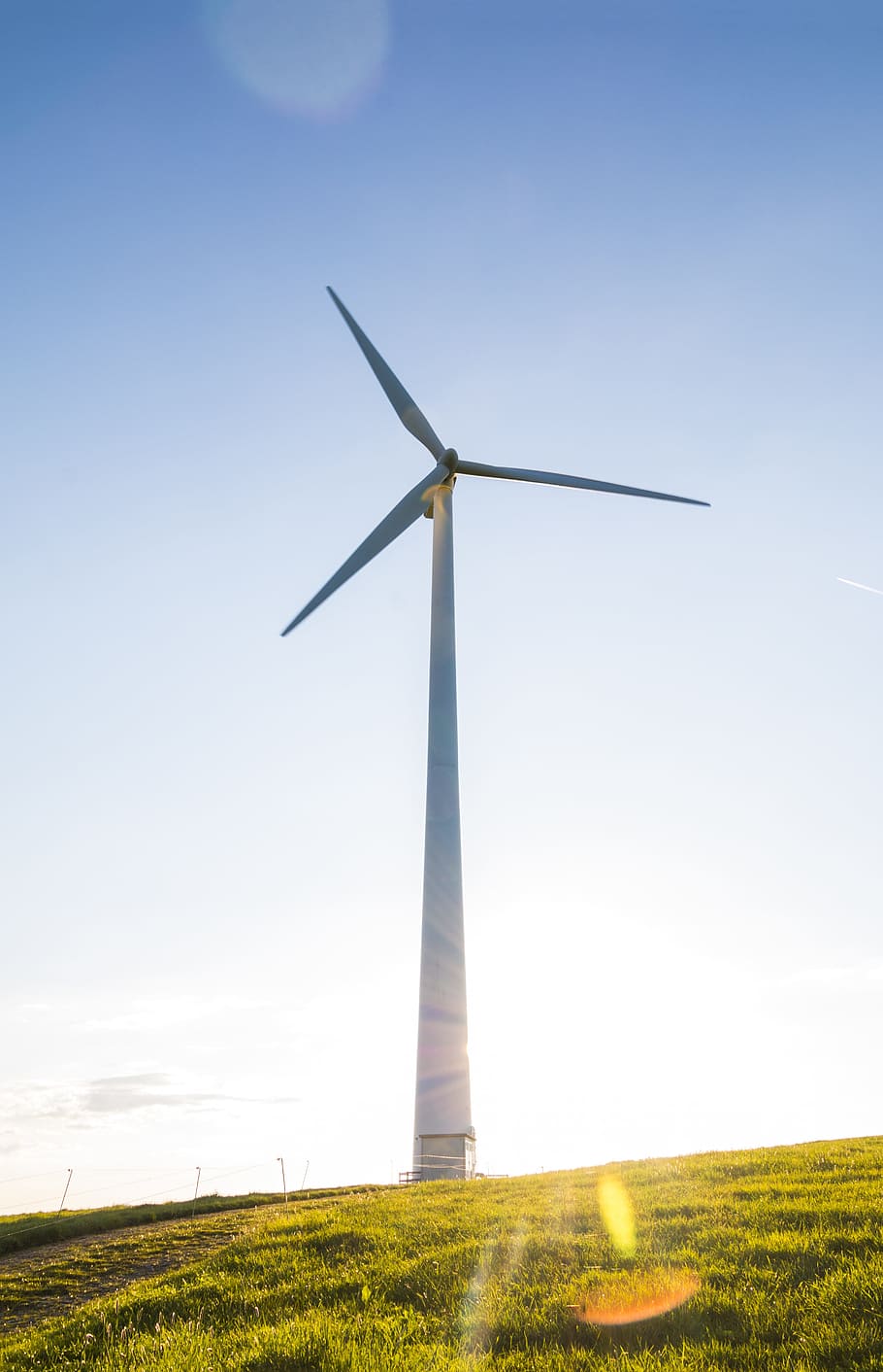 paisatge, cel, núvols, blau, energia alternativa, fulla, corrent, eficiència, electricitat, medi ambient, ambiental, protecció ambiental, herba, verd, turó, invenció, poder, hèlix, energia renovable, rotació, rotor, sostenibilitat, tecnologia, turbina, vent, energia eòlica, aerogenerador, molí de vent, conservació del medi ambient, generació de combustible i energia, camp, terra, naturalesa, llum solar, cap gent, planta, bellesa a la natura, cel clar, recursos sostenibles, a l'aire lliure, flare de la lent, poder a la natura, Font d'alimentació, 5K