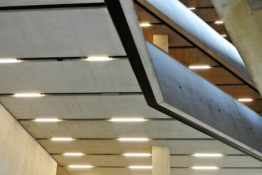 concret, interior, pulcre, plana, modern, brutal, il·luminat, sostre, transport, vista d’angle baix, a l'interior, cap gent, arquitectura, estructura construïda, equips d’il·luminació, llum, columna arquitectònica, llum elèctrica, edifici, brillant, llum encastada, patró, electricitat, llum fluorescent, connexió, 4K