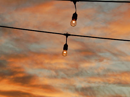 solnedgang, skyer, himmel, sol, natur, rød, lys, fokus, tusmørke, hængende, ingen mennesker, silhuet, lav vinkel visning, udendørs, vand, tæt på, sky - himmel, belysningsudstyr, lys pære, orange farve, kabel, elektricitet, belyst, skumring, dramatisk himmel, skønhed i naturen, scenics - natur, loft, elektrisk lampe, elektrisk udstyr, Strømforsyning, 4K, CC0, offentligt domæne, royaltyfrie