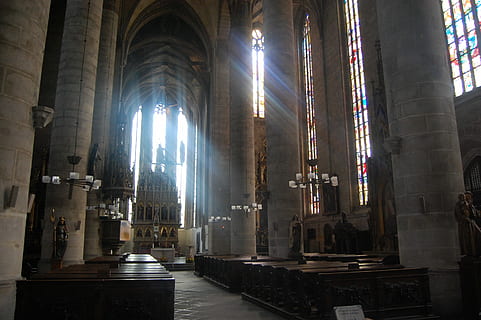 kirke, inde, lys, kolonner, glasmosaik, bede, tempel, strålerne, belysning, lysstråle, monument, religion, spiritualitet, indendørs, sted for tilbedelse, arkitektoniske kolonne, arkitektur, tro, bygget struktur, bygning, ingen mennesker, alter, historie, belysningsudstyr, fortiden, kryds, midtergang, gotisk stil, 2K, CC0, offentligt domæne, royaltyfrie