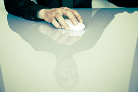 persoană, deținere, alb, fără fir, mouse-ul computerului, masa, calculator, șoarece, birou, Coworking, creator, proiectant, lance, lăncier, stil, dispozitiv de intrare, oglindire, reflecţie, biroul de acasă, umană, tehnologie, Afaceri, mână, partea corpului uman, o persoana, în interior, a închide, parte a corpului, deget, adult, culoare alba, degetul uman, iluminat, bărbați, persoană nerecunoscută, studio shot, inovație, echipamente de iluminat, puternic luminat, 4K, CC0, domeniu public, fără drepturi de autor
