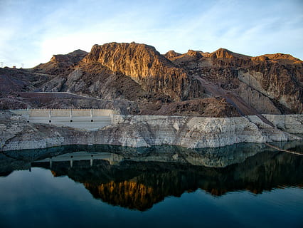 Marrone, montagne, accanto, corpo, acqua, diga, montagna, giorno, riflessione, lago, roccia, cielo, scenics - natura, bellezza nella natura, la tranquillità, scena tranquilla, catena montuosa, scena non urbana, natura, nessuno, lungomare, formazione rocciosa, idilliaco, geologia, destinazioni di viaggio, all'aperto, formazione, 4K, CC0, dominio pubblico, privo di copyright