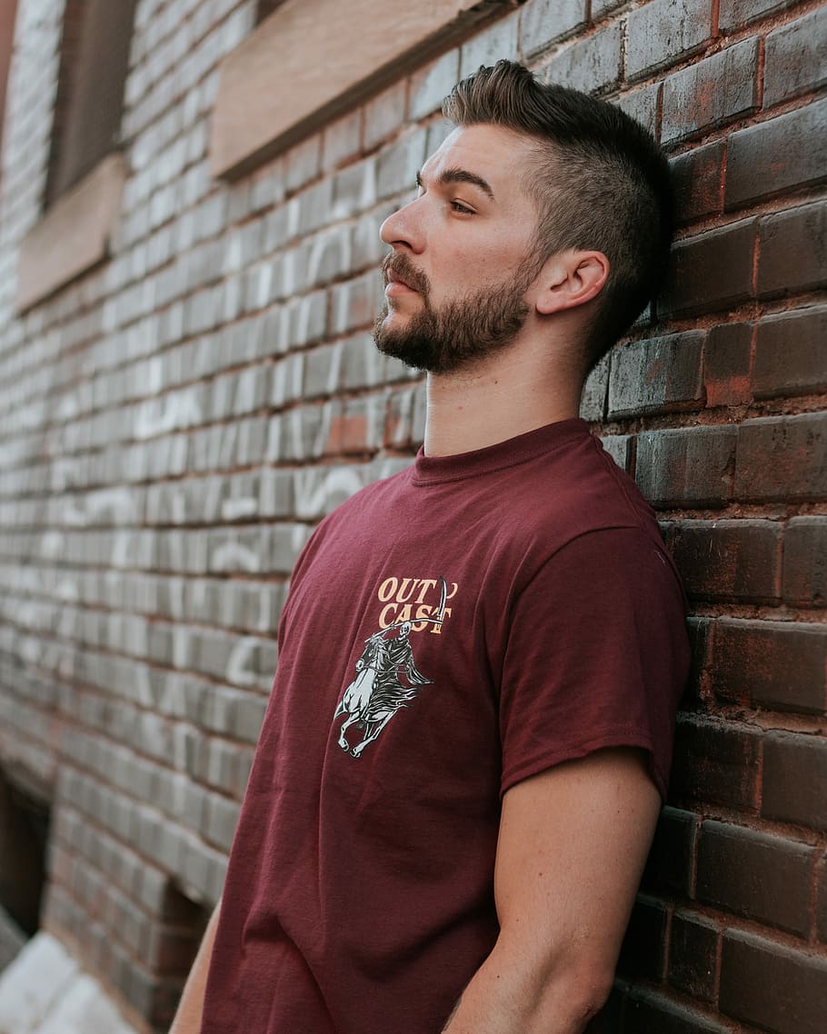 home, inclinat, paret de maó, portar, vermell, samarreta al coll, barba, retrat, paret, carrer, urbà, masculí, marca, sortit, paio, model, moda, missouri, st louis, primavera, caure, hivern, estiu, cabell, modelatge, una persona, adult jove, maó, funció de construcció de parets, de peu, roba casual, estils de vida, cintura cap amunt, home jove, persones reals, arquitectura, estructura construïda, activitat d'oci, mirant cap a fora, dia, pèl facial, contemplació, 4K