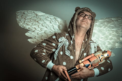 anjo, quebra-nozes, pena, asa, mosca, de pé, engraçado, adulto, uma pessoa, homens, machos, dentro de casa, tiro do estúdio, cintura para cima, segurando, tecnologia, retrato, comunicação, adulto maduro, olhando, roupas, cabelo castanho, conexão, bizarro, terno, contemplação, 2K, CC0, domínio público, royalty free