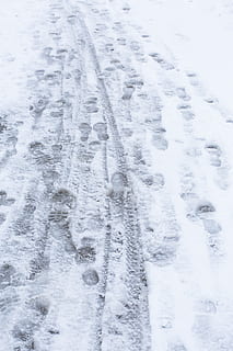 Winter, Hintergrund, kalt, Schnee, Frost, Schneespuren, Spuren, Wetter, Winterschlag, kalte Temperatur, weiße Farbe, keine Leute, Tag, Natur, Abdeckung, Reifenspur, Land, draußen, drucken, High Angle View, gefroren, Feld, Transport, Fußabdruck, Spur - Impressum, Schönheit in der Natur, schneit, Pulverschnee, 5K, CC0, gemeinfrei, lizenzfrei
