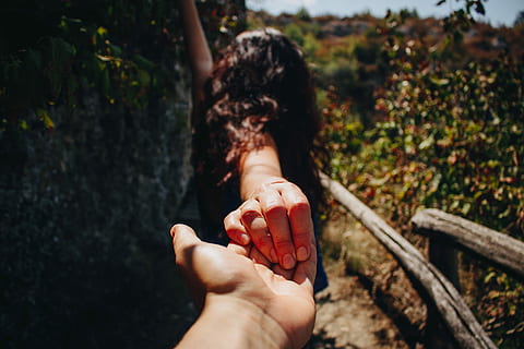 pessoa, segurando, mulher, Preto, terno, tempo do dia, mulher de preto, fato preto, dia, Tempo, natureza, ao ar livre, mulheres, pessoas, uma pessoa, fêmeas, etnia caucasiana, verão, árvore, floresta, adulto jovem, parte do corpo humano, só mulheres, uma mulher só, apenas adultos, adulto, pessoas reais, estilos de vida, atividade de lazer, focar em primeiro plano, parte do corpo, plantar, mão humana, mão, cabelo, perspectiva pessoal, terra, Penteado, unha, dedo, 5K, CC0, domínio público, royalty free