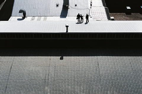 tre, herrer, stående, grå, fortov, person, galvaniseret, jernplader, dag tid, silhuet, beton, platform, dagtimerne, skygge, mand, arbejde, sol, urban scene, transportmidler, rigtige mennesker, jernbanestation platform, jernbanestation, stor gruppe mennesker, indendørs, arkitektur, gruppe af mennesker, gå, bygget struktur, Kvinder, høj vinkel visning, livsstil, fritidsaktivitet, mennesker, voksen, dag, trappe, bygning udvendig, by, udendørs, byliv, 2K, CC0, offentligt domæne, royaltyfrie