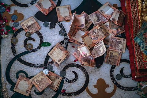 donacions, assortit, moneda de rupia índia, bitllets de banc, flatlay, monedes, notes, moneda, viatjar, vista d’angle alt, gran grup d'objectes, cap gent, abandonat, abundància, natura morta, rovellat, espatllat, dia, elecció, variació, a l'aire lliure, metall, vell, obsoleta, carrer, ciutat, mal estat, desordenat, deteriorament, desguàs, 5K, CC0, domini públic, lliure de regalies