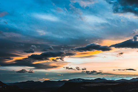 Flachwinkelaufnahmen, Wolken, graue Cumuluswolken, Wolke, Berg, Orange, Himmel, Sonnenaufgang, Sonnenuntergang, Gebirge, Landschaft, Blau, draussen, Gold, Gelb, wisp, Reflexion, Sonne, wolke - himmel, Schönheit in der Natur, Szenen - Natur, ruhige Szene, Ruhe, Umgebung, Natur, Silhouette, Dramatischer Himmel, idyllisch, keine Leute, Wolkengebilde, orange Farbe, Nicht-städtische Szene, draußen, 5K, CC0, gemeinfrei, lizenzfrei