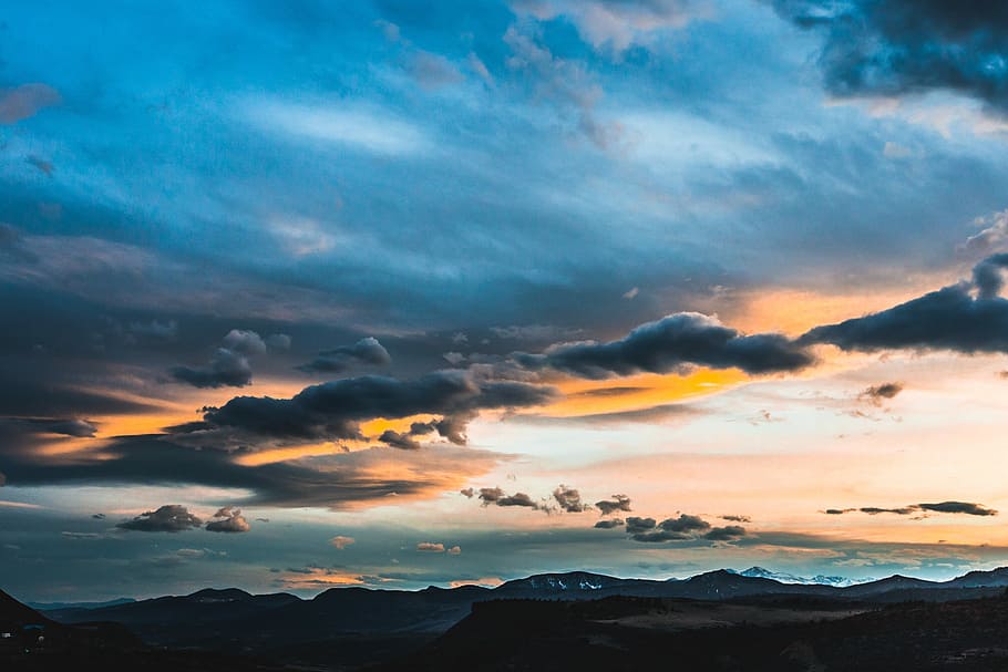 Flachwinkelaufnahmen, Wolken, graue Cumuluswolken, Wolke, Berg, Orange, Himmel, Sonnenaufgang, Sonnenuntergang, Gebirge, Landschaft, Blau, draussen, Gold, Gelb, wisp, Reflexion, Sonne, wolke - himmel, Schönheit in der Natur, Szenen - Natur, ruhige Szene, Ruhe, Umgebung, Natur, Silhouette, Dramatischer Himmel, idyllisch, keine Leute, Wolkengebilde, orange Farbe, Nicht-städtische Szene, draußen, 5K