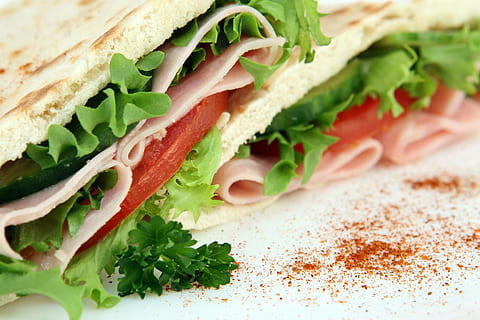 sandviç, marul, dilimlenmiş, domates, soğuk, keser, meze, ekmek, topuz, yemek servisi, pişirmek, aşçılık, yemek pişirme, mutfak, lezzetli, diyet, akşam yemegi, yemek, akşam yemeği, hızlı, uygun, Gıda, yiyecek hazırlamak, taze, jambon, sağlık, sağlıklı, ev Ekonomisi, öğle yemeği, makro, Menü, beyaz, pide, restoran, rulo, salata, sığ dof, dilim, ince, abur cubur, yiyecek ve içecek, sandviç sar, içeriye, kapatmak, sebze, sağlıklı beslenme, et, meyve, tazelik, refah, yemeye hazır, günlük ürün, insansız, seçici odak, işlenmiş et, Fransız yemeği, kıyılmış, 2K, CC0, kamu malı, telif ücretsiz