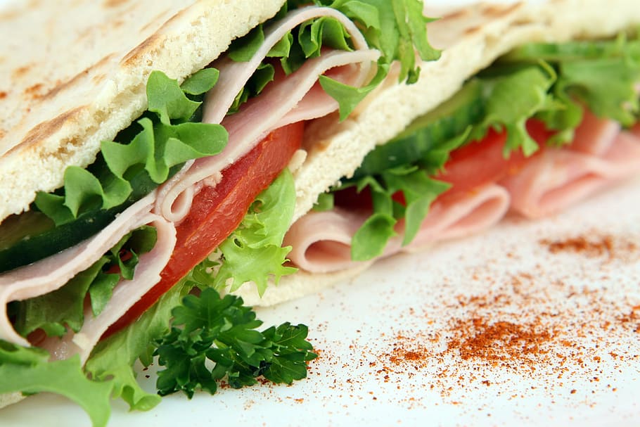 entrepà, enciam, rodanxes, tomàquets, fred, talls, aperitiu, pa, bun, restauració, cuinar, cuina, deliciós, dieta, sopar, menjar, ràpid, en forma, preparació d'aliments, fresc, pernil, salut, saludable, economia domèstica, dinar, macro, menú, en blanc, pita, restaurant, rodar, amanida, DOF baix, tall, prim, berenar, saborós, menjar i beguda, embolicar sandvitx, tomàquet, a l'interior, primer pla, vegetals, alimentació saludable, carn, fruita, frescor, benestar, llest per menjar, producte diari, cap gent, enfocament selectiu, carn processada, menjar francès, picat, 2K