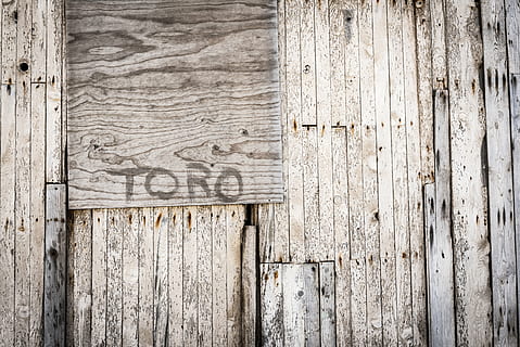 tavola, porta, ruvido, rustico, superficie, struttura, parete, legna, tavole di legno, di legno, parola, legno - materiale, vecchio, nessuno, Entrata, intemperie, comunicazione, testo, architettura, struttura costruita, strutturato, giorno, fotogramma intero, sfondi, avvicinamento, all'aperto, declino, caratteristica della parete, modello, sicurezza, deterioramento, chiodo, 5K, CC0, dominio pubblico, privo di copyright