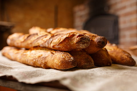 sechs, grau, Textil-, Brot, Bäckerei, Vorbereitung, frisch, frisches Brot, Bäcker, Essen, Ernährung, Stangenbrot, Teig, Mehl, Kunst, authentisch, Roggenbrot, Weizenbrot, backen, biologisch, Lebensmittel, Frische, keine Leute, Essen und Trinken, gebacken, Studioaufnahme, Farbbild, braun, drinnen, Croissant, selektiver Fokus, Stillleben, französisches Essen, Nahansicht, fertig für den Verzehr, Papier-, rustikal, Tabelle, Holz - Material, Vollkorn, gebackenes Gebäck, 5K, CC0, gemeinfrei, lizenzfrei