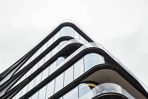 Ameisen Blick, Gebäude, niedrig, Winkelfoto, Glasgebäude, die Architektur, Ecke, Struktur, Stadt, Flachwinkelansicht, Himmel, gebaute Struktur, Gebäudehülle, Tag, keine Leute, Natur, draußen, klarer Himmel, Verbindung, Transport, Muster, gestalten, Bogen, Reflexion, Tourismus, Glas - Material, 5K, CC0, gemeinfrei, lizenzfrei