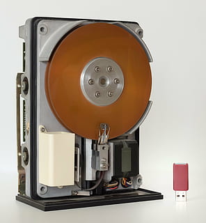 disque dur, La technologie, flash, espace de rangement, Les données, conduire, difficile, ordinateur, disque, information, Matériel, dispositif, pc, Mémoire, USB, l'informatique, équipement, personne, à l'intérieur, fermer, prise de vue en studio, métal, machinerie, lien, objet unique, la communication, nature morte, coupé, fond blanc, industrie, la musique, équipement informatique, équipement électrique, 2K, CC0, domaine public, libre de droits