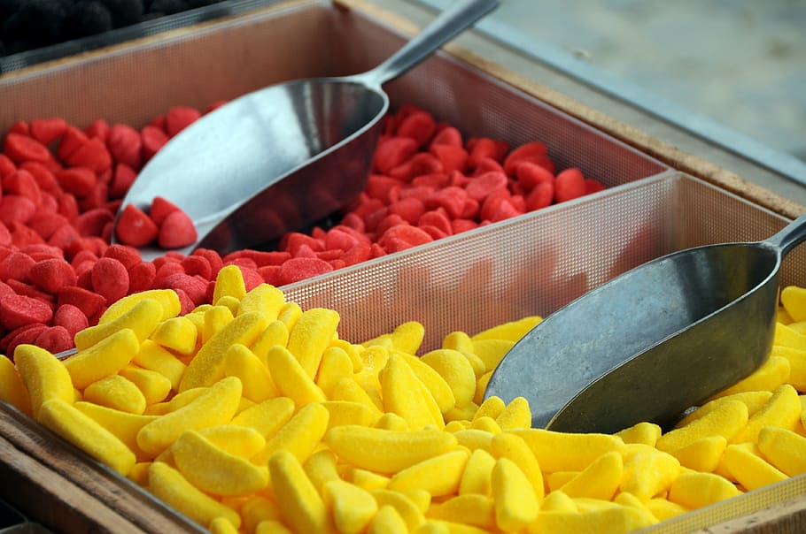 cukroví, marshmallows, cukr, umělý, sladký, dětství, trh, kov, Červené, žlutá, barvitý, jídlo a pití, jídlo, kontejner, svěžest, Zdravé stravování, ovoce, nikdo, kuchyňské nádobí, výběr, blahobyt, maloobchodní, variace, hojnost, detail, na prodej, uvnitř, velká skupina objektů, stání na trhu, vysoký úhel pohledu, zásobník, Svačina, sekaný, 4K