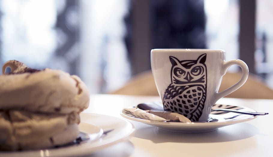 poc profund, focalitzar la fotografia, ceràmica, tassa, plat, cafè, beure, taula, te, esmorzar, calenta, xocolata, menjar, aperitiu, tassa de café, postres, vaixella, espresso, cafeïna, cocció, casa, macro, cappuccino, negre, begudes, nutrició, trencar, tradicional, tasses, saborós, dolços, kava, festa del té, bokeh, cuinar, tassa de te, tradicions, gust, menjar i beguda, cafè - beguda, tassa de cafè, cafeteria, refresc, beguda calenta, utensili per menjar, cullera, centrar-se en primer pla, a l'interior, primer pla, placa, pausa per prendre un cafè, culleradeta, 4K