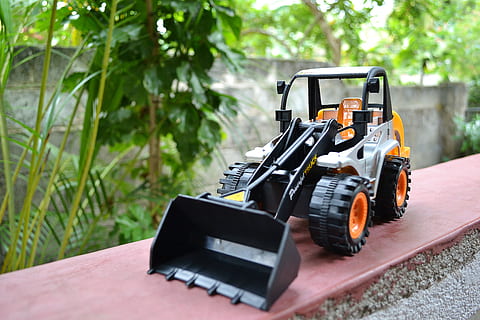 overfladisk, fokus fotografering, payloader legetøj, legetøj, plast, dozer, rendegraver, tæt på, hjul, konstruktion, gul, sri lanka, Ceylon, Mawanella, teknologi, plante, dag, fokus på forgrunden, trådløs teknologi, udendørs, natur, transportmidler, ingen mennesker, træ, meddelelse, transportform, forbindelse, land køretøj, fravær, blad, vækst, plante del, udstyr, 2K, CC0, offentligt domæne, royaltyfrie