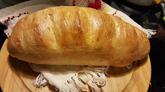 Brotlaib, Backen, Brot, Laib, Essen und Trinken, Lebensmittel, Nahansicht, drinnen, keine Leute, Kürbis, Frische, Stillleben, fertig für den Verzehr, High Angle View, Fleisch, Fokus auf den Vordergrund, geröstet, Holz - Material, Tabelle, gesundes Essen, Wohlbefinden, Gemüse, Essen vorbereiten, Genuss, Abendessen, 5K, CC0, gemeinfrei, lizenzfrei