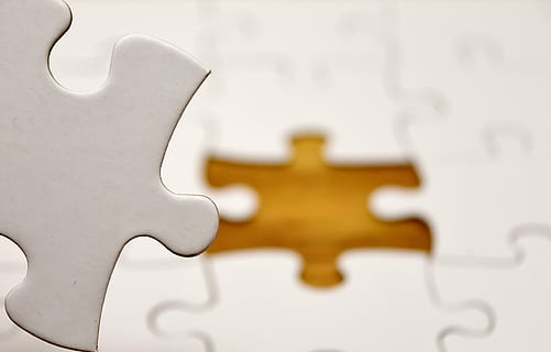 puzzle, Se joindre, insérer, partager, en forme, reconstituer, jouer, pièces du puzzle, la patience, cartes mémoire recouvertes de, Passe-temps, ennui, presque fini, prise de vue en studio, à l'intérieur, personne, fermer, lien, deux objets, affaires, super gros-plan, pièce de puzzle, fond blanc, se concentrer sur le premier plan, travail en équipe, relaxation, objet unique, la coopération, modèle, simplicité, insertion, 4K, CC0, domaine public, libre de droits